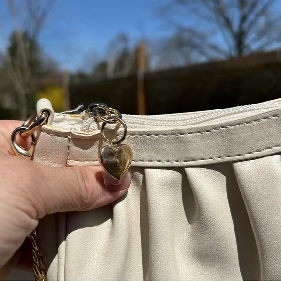 Elegant off white/Cream Shoulder Bag with beautiful gold accents - Picture 4 of 7